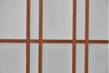 ヴィンテージ建具　昭和後期　温かみのある木色の格子入りガラス開き窓1枚　(R-085069)