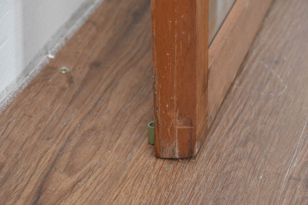 ヴィンテージ建具　昭和後期　温かみのある木色の格子入りガラス開き窓1枚　(R-085069)