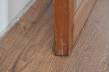 ヴィンテージ建具　昭和後期　温かみのある木色の格子入りガラス開き窓1枚　(R-085069)