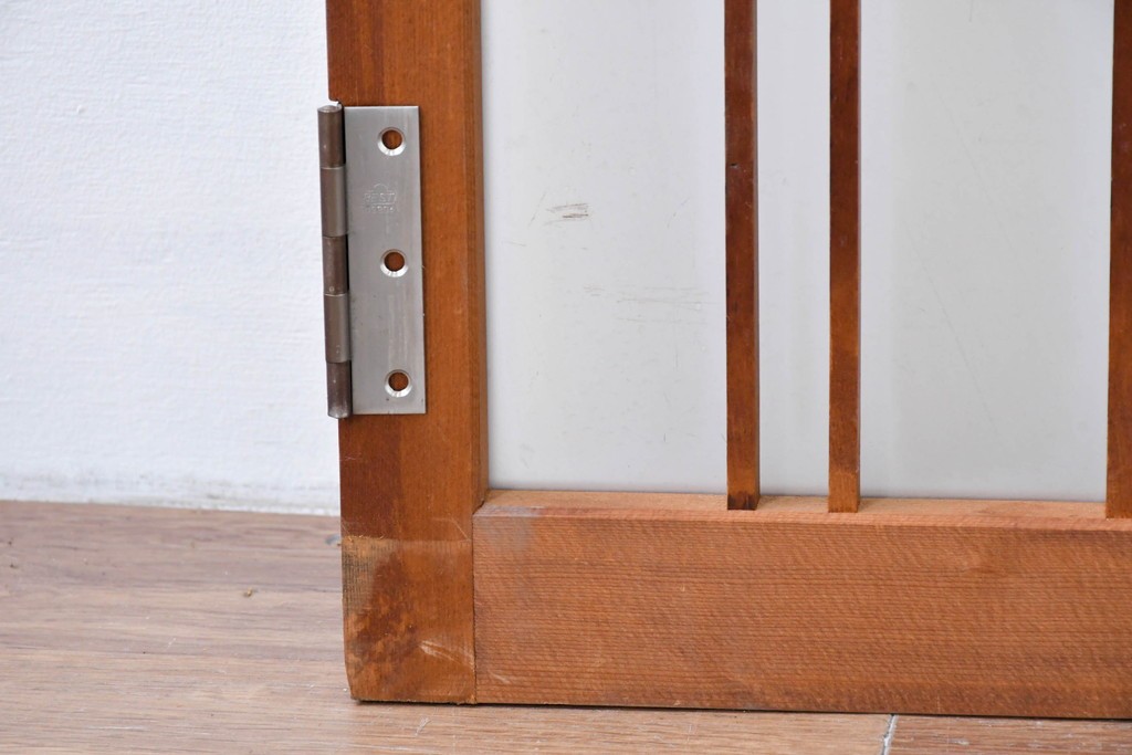 ヴィンテージ建具　昭和後期　温かみのある木色の格子入りガラス開き窓1枚　(R-085069)