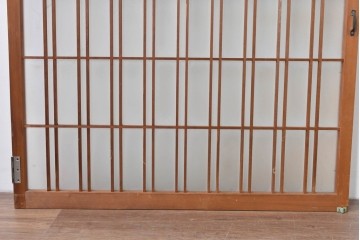 ヴィンテージ建具　昭和後期　温かみのある木色の格子入りガラス開き窓1枚　(R-085069)