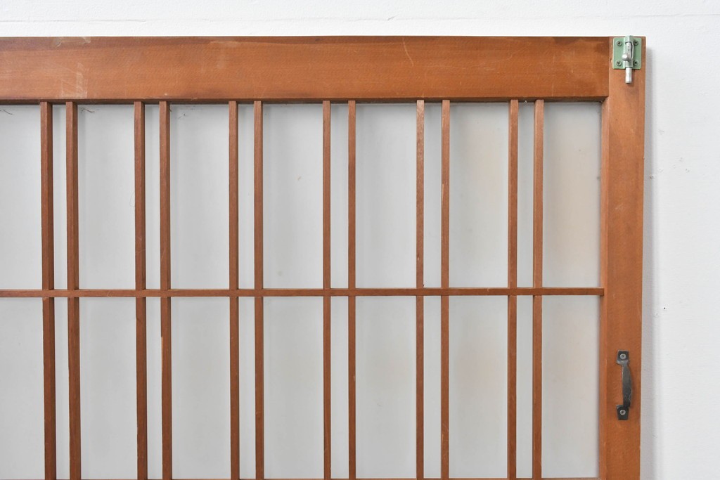 ヴィンテージ建具　昭和後期　温かみのある木色の格子入りガラス開き窓1枚　(R-085069)