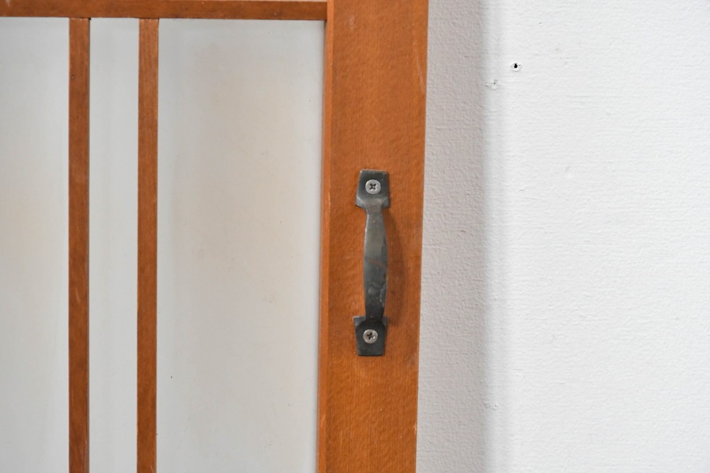 ヴィンテージ建具　昭和後期　温かみのある木色の格子入りガラス開き窓1枚　(R-085069)