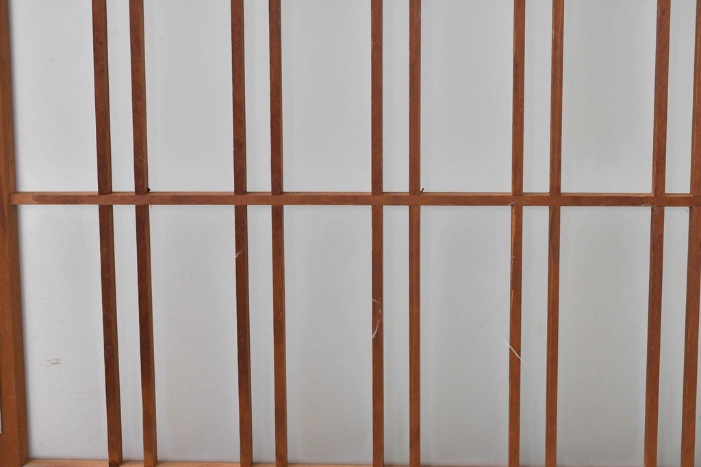 ヴィンテージ建具　昭和後期　温かみのある木色の格子入りガラス開き窓1枚　(R-085069)
