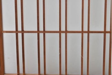 ヴィンテージ建具　昭和後期　温かみのある木色の格子入りガラス開き窓1枚　(R-085069)