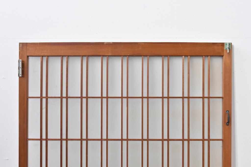 ヴィンテージ建具　昭和後期　温かみのある木色の格子入りガラス開き窓1枚　(R-085069)