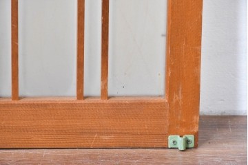 ヴィンテージ建具　昭和後期　温かみのある木色の格子入りガラス開き窓1枚　(R-085069)
