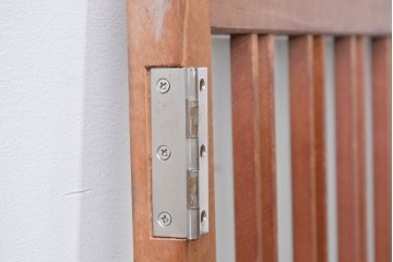 ヴィンテージ建具　昭和後期　温かみのある木色の格子入りガラス開き窓1枚　(R-085069)