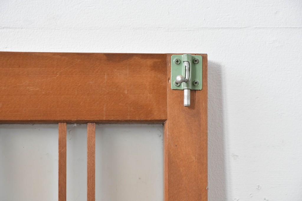 ヴィンテージ建具　昭和後期　温かみのある木色の格子入りガラス開き窓1枚　(R-085069)