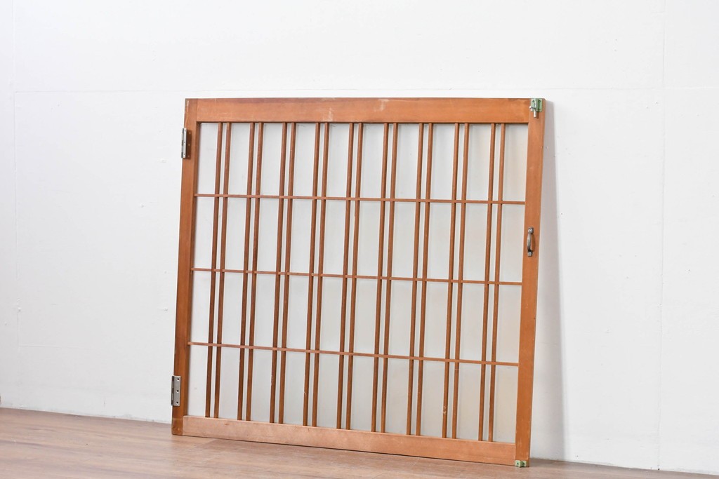 ヴィンテージ建具　昭和後期　温かみのある木色の格子入りガラス開き窓1枚　(R-085069)