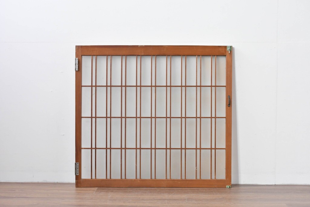 ヴィンテージ建具　昭和後期　温かみのある木色の格子入りガラス開き窓1枚　(R-085069)