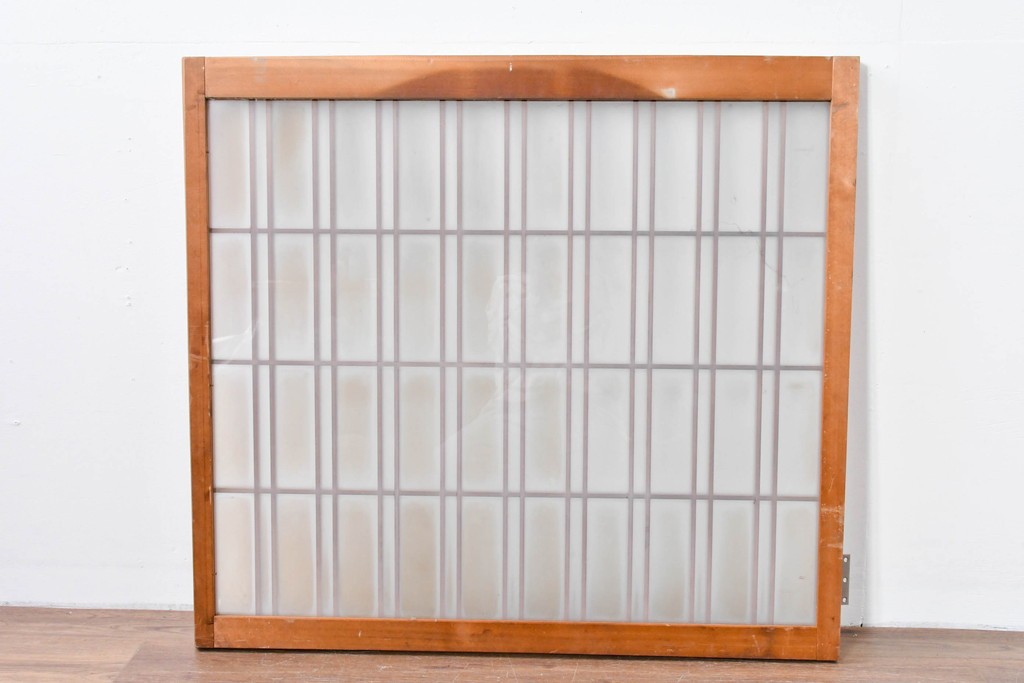 ヴィンテージ建具　昭和後期　温かみのある木色の格子入りガラス開き窓1枚　(R-085069)