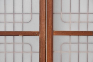 ヴィンテージ建具　昭和後期　片面ガラス入り　端正な組子が趣を添える書院戸4枚セット　(R-085070)