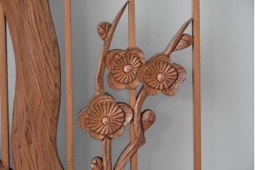 ヴィンテージ建具　昭和後期　梅・竹・亀図　片面ガラス　彫刻意匠がしとやかに際立つ書院戸4枚セット　(R-085071)