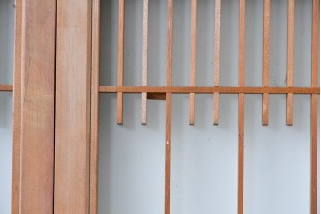 ヴィンテージ建具　昭和後期　片面ガラス　富士を背景に舞う二羽の鶴が彫刻された書院戸2枚セット　(R-085072)