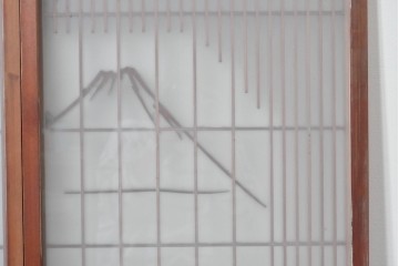 ヴィンテージ建具　昭和後期　片面ガラス　富士を背景に舞う二羽の鶴が彫刻された書院戸2枚セット　(R-085072)