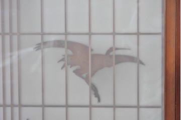 ヴィンテージ建具　昭和後期　片面ガラス　富士を背景に舞う二羽の鶴が彫刻された書院戸2枚セット　(R-085072)
