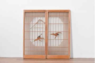 ヴィンテージ建具　昭和後期　片面ガラス　富士を背景に舞う二羽の鶴が彫刻された書院戸2枚セット　(R-085072)