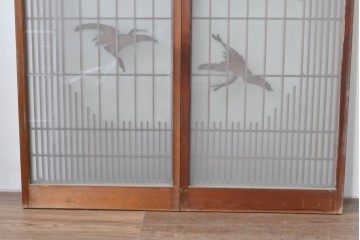 ヴィンテージ建具　昭和後期　片面ガラス　富士を背景に舞う二羽の鶴が彫刻された書院戸2枚セット　(R-085072)