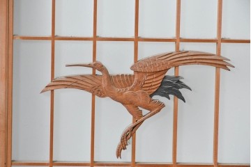 ヴィンテージ建具　昭和後期　片面ガラス　富士を背景に舞う二羽の鶴が彫刻された書院戸2枚セット　(R-085072)