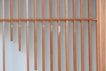 ヴィンテージ建具　昭和後期　片面ガラス　富士を背景に舞う二羽の鶴が彫刻された書院戸2枚セット　(R-085072)