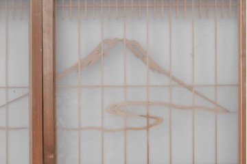 ヴィンテージ建具　昭和後期　上手物　富士山・松・帆船図　彫刻入り　組子意匠が美しい両面ガラスの書院戸4枚セット　(R-085073)