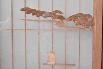 ヴィンテージ建具　昭和後期　上手物　富士山・松・帆船図　彫刻入り　組子意匠が美しい両面ガラスの書院戸4枚セット　(R-085073)