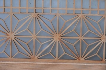 ヴィンテージ建具　昭和後期　上手物　富士山・松・帆船図　彫刻入り　組子意匠が美しい両面ガラスの書院戸4枚セット　(R-085073)