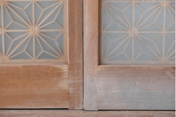 ヴィンテージ建具　昭和後期　上手物　富士山・松・帆船図　彫刻入り　組子意匠が美しい両面ガラスの書院戸4枚セット　(R-085073)