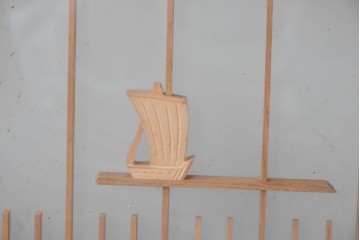 ヴィンテージ建具　昭和後期　上手物　富士山・松・帆船図　彫刻入り　組子意匠が美しい両面ガラスの書院戸4枚セット　(R-085073)