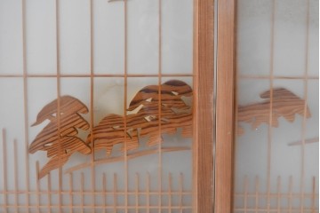 ヴィンテージ建具　昭和後期　上手物　富士山・松・帆船図　彫刻入り　組子意匠が美しい両面ガラスの書院戸4枚セット　(R-085073)