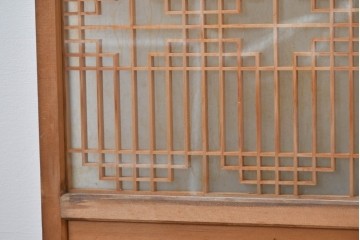 ヴィンテージ建具　昭和中期　彫刻入り　幾何学文様の組子と蓮の透かし彫りが美しい両面ガラス書院戸4枚セット　(R-085074)