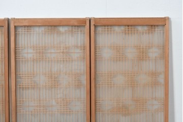ヴィンテージ建具　昭和中期　彫刻入り　幾何学文様の組子と蓮の透かし彫りが美しい両面ガラス書院戸4枚セット　(R-085074)