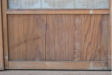 ヴィンテージ建具　昭和中期　彫刻入り　幾何学文様の組子と蓮の透かし彫りが美しい両面ガラス書院戸4枚セット　(R-085074)