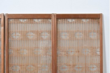 ヴィンテージ建具　昭和中期　彫刻入り　幾何学文様の組子と蓮の透かし彫りが美しい両面ガラス書院戸4枚セット　(R-085074)