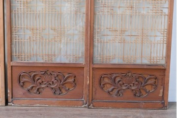 ヴィンテージ建具　昭和中期　彫刻入り　幾何学文様の組子と蓮の透かし彫りが美しい両面ガラス書院戸4枚セット　(R-085074)
