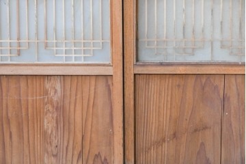 ヴィンテージ建具　昭和中期　彫刻入り　幾何学文様の組子と蓮の透かし彫りが美しい両面ガラス書院戸4枚セット　(R-085074)