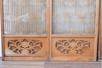 ヴィンテージ建具　昭和中期　彫刻入り　幾何学文様の組子と蓮の透かし彫りが美しい両面ガラス書院戸4枚セット　(R-085074)