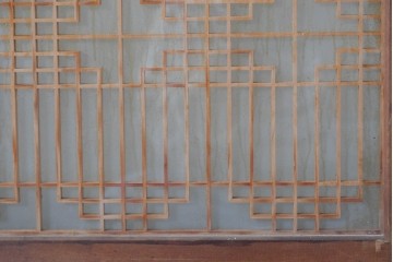 ヴィンテージ建具　昭和中期　彫刻入り　幾何学文様の組子と蓮の透かし彫りが美しい両面ガラス書院戸4枚セット　(R-085074)