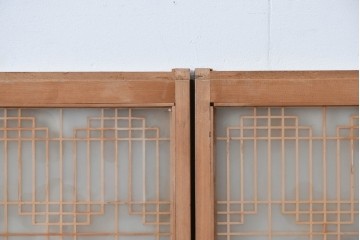 ヴィンテージ建具　昭和中期　彫刻入り　幾何学文様の組子と蓮の透かし彫りが美しい両面ガラス書院戸4枚セット　(R-085074)