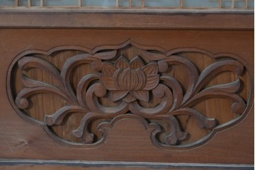 ヴィンテージ建具　昭和中期　彫刻入り　幾何学文様の組子と蓮の透かし彫りが美しい両面ガラス書院戸4枚セット　(R-085074)