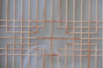 ヴィンテージ建具　昭和中期　彫刻入り　幾何学文様の組子と蓮の透かし彫りが美しい両面ガラス書院戸4枚セット　(R-085074)