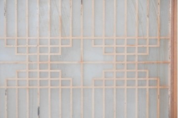 ヴィンテージ建具　昭和中期　彫刻入り　幾何学文様の組子と蓮の透かし彫りが美しい両面ガラス書院戸4枚セット　(R-085074)