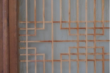 ヴィンテージ建具　昭和中期　彫刻入り　幾何学文様の組子と蓮の透かし彫りが美しい両面ガラス書院戸4枚セット　(R-085074)