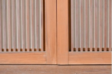 ヴィンテージ建具　昭和中期　端正な縦桟が美しく連なる裏障子付き格子窓4枚セット　(R-085076)