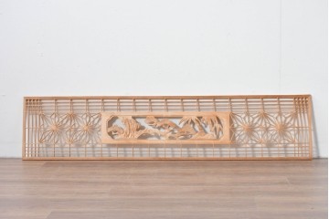 ヴィンテージ建具　昭和後期　華やかな麻の葉組子と松図彫刻の欄間1枚　(R-085077)