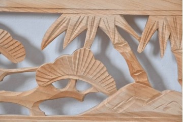 ヴィンテージ建具　昭和後期　華やかな麻の葉組子と松図彫刻の欄間1枚　(R-085077)