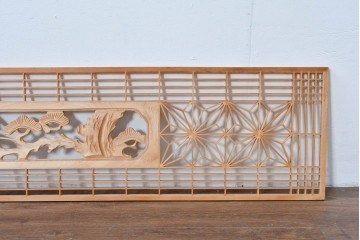 ヴィンテージ建具　昭和後期　華やかな麻の葉組子と松図彫刻の欄間1枚　(R-085077)