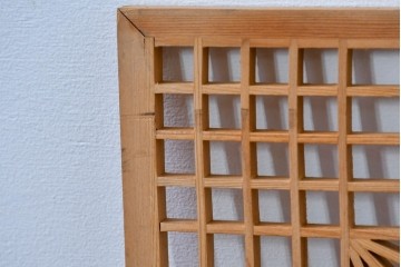 ヴィンテージ建具　昭和後期　華やかな麻の葉組子と松図彫刻の欄間1枚　(R-085077)