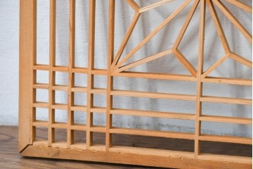 ヴィンテージ建具　昭和後期　華やかな麻の葉組子と松図彫刻の欄間1枚　(R-085077)